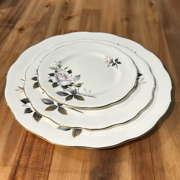 Royal Albert “Queen Messenger “ Plate Trio - Picture 1 of 6
